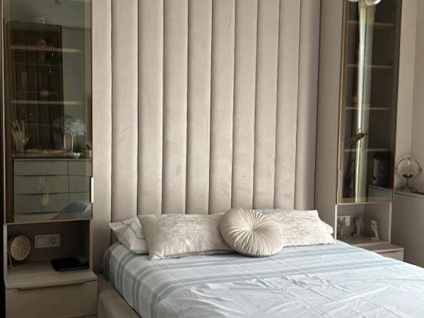 Müşteri Yatak Odası - Dikey Panel Başlık ve Entegre Komodinler