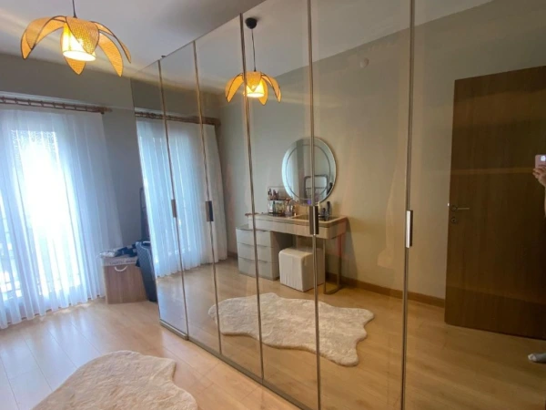 Villa Giyinme Odası - Reflekte Aynalı Gardırop ve Makyaj Masası